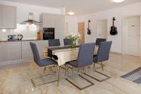 Modern 2-Bed Apt, Late check in available的厨房或小厨房