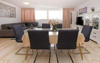 Modern 2-Bed Apt, Late check in available的电视和&#47;或娱乐中心