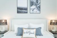 ~Spacious home near beach w/ game room and community pool~客房内的一张或多张床位