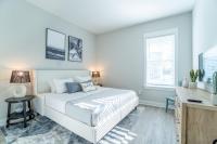 ~Spacious home near beach w/ game room and community pool~客房内的一张或多张床位
