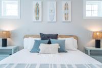 ~Spacious home near beach w/ game room and community pool~客房内的一张或多张床位