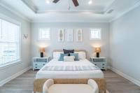 ~Spacious home near beach w/ game room and community pool~客房内的一张或多张床位