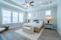 ~Spacious home near beach w/ game room and community pool~客房内的一张或多张床位