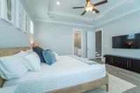 ~Spacious home near beach w/ game room and community pool~客房内的一张或多张床位