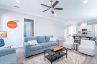 ~Spacious home near beach w/ game room and community pool~的休息区