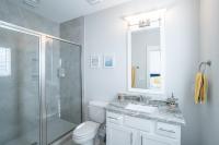~Spacious home near beach w/ game room and community pool~的一间浴室