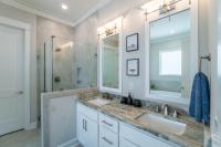 ~Spacious home near beach w/ game room and community pool~的一间浴室
