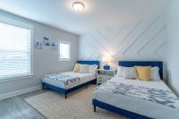 ~Spacious home near beach w/ game room and community pool~客房内的一张或多张床位