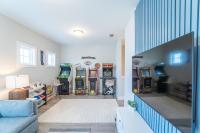 ~Spacious home near beach w/ game room and community pool~的电视和/或娱乐中心