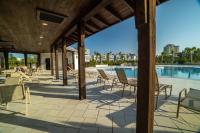 ~Spacious home near beach w/ game room and community pool~内部或周边的泳池