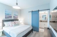 ~Spacious home near beach w/ game room and community pool~客房内的一张或多张床位