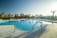 ~Spacious home near beach w/ game room and community pool~内部或周边的泳池