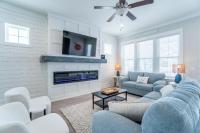 ~Spacious home near beach w/ game room and community pool~的电视和/或娱乐中心