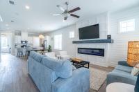 ~Spacious home near beach w/ game room and community pool~的电视和/或娱乐中心