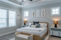~Spacious home near beach w/ game room and community pool~客房内的一张或多张床位