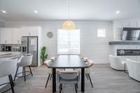 ~Spacious home near beach w/ game room and community pool~的厨房或小厨房
