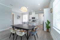 ~Spacious home near beach w/ game room and community pool~的厨房或小厨房