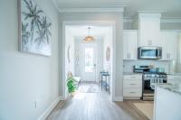 ~Spacious home near beach w/ game room and community pool~的厨房或小厨房