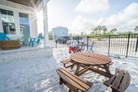 ~Spacious home near beach w/ game room and community pool~的阳台或露台