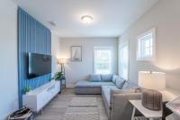 ~Spacious home near beach w/ game room and community pool~的电视和/或娱乐中心