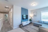 ~Spacious home near beach w/ game room and community pool~的电视和/或娱乐中心