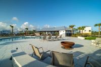 ~Spacious home near beach w/ game room and community pool~内部或周边的泳池