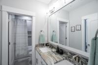 ~Spacious home near beach w/ game room and community pool~的一间浴室