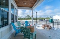 ~Spacious home near beach w/ game room and community pool~的阳台或露台
