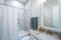 ~Spacious home near beach w/ game room and community pool~的一间浴室