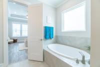 ~Spacious home near beach w/ game room and community pool~的一间浴室
