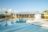 ~Spacious home near beach w/ game room and community pool~内部或周边的泳池