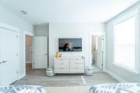~Spacious home near beach w/ game room and community pool~的电视和/或娱乐中心
