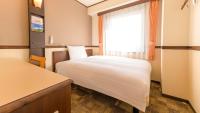 Toyoko Inn Shin-osaka Higashi-mikuni Ekimae客房内的一张或多张床位