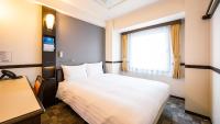 Toyoko Inn Shin-osaka Higashi-mikuni Ekimae客房内的一张或多张床位