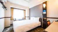 Toyoko Inn Shin-osaka Higashi-mikuni Ekimae客房内的一张或多张床位