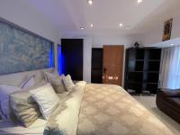 埃拉特Eilat Beach House的带一张大床和一张沙发的卧室