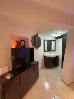 Eilat Beach House的电视和&#47;或娱乐中心