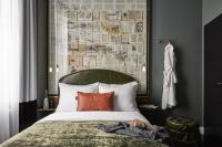 Sir Savigny Hotel, part of Sircle Collection客房内的一张或多张床位