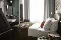 Sir Savigny Hotel, part of Sircle Collection客房内的一张或多张床位