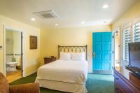 Castillo Inn at the Beach客房内的一张或多张床位
