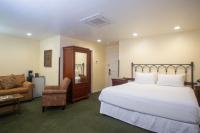 Castillo Inn at the Beach客房内的一张或多张床位