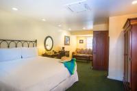 Castillo Inn at the Beach客房内的一张或多张床位