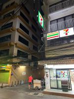 曼谷Dreamcatcher Bangkok的一名男子站在一栋建筑物前