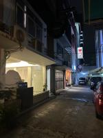 曼谷Dreamcatcher Bangkok的夜间在商店前停车的城市街道