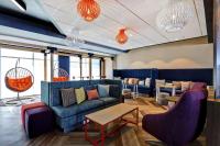 Tru By Hilton Edmonton Windermere的休息区