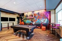 Tru By Hilton Edmonton Windermere内的一张台球桌