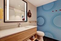 Tru By Hilton Edmonton Windermere的一间浴室