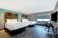 Tru By Hilton Edmonton Windermere客房内的一张或多张床位