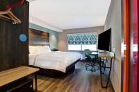 Tru By Hilton Edmonton Windermere客房内的一张或多张床位