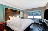 Tru By Hilton Edmonton Windermere客房内的一张或多张床位